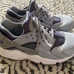 Womens size 7, Nike Huarache